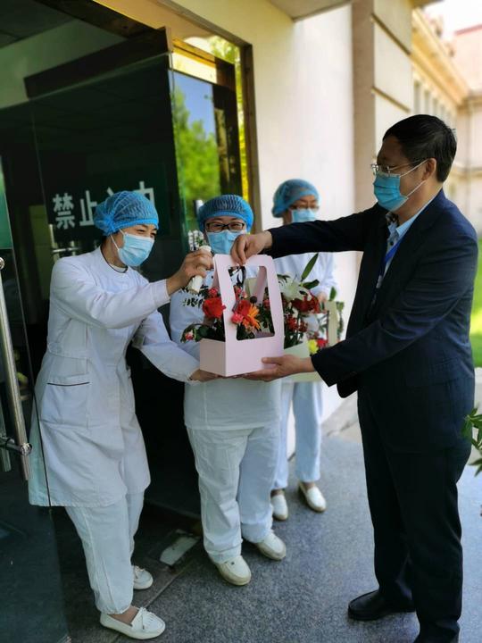 胶州市人民医院：“致敬护士队伍，携手共抗疫情”向白衣天使献花