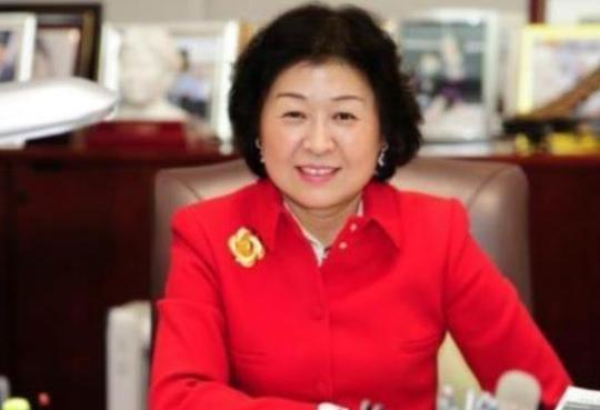 国内首位女首富：收废纸起家，做到中国最大，今坐拥420亿身家