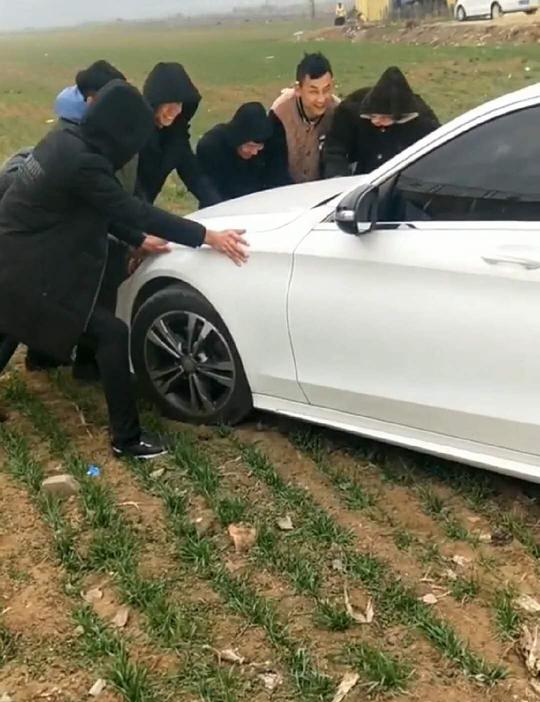 春节期间，回乡到底把什么车开到田里，拿出中华，才觉得有面子？