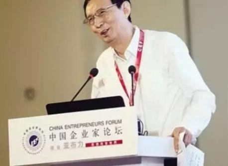 57岁借25万创业，身价达百亿，公司交给儿子负债200多亿