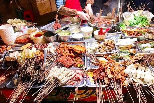 夫妻俩摆摊10多年卖它，老成都的“鬼饮食”，越晚生意越火爆