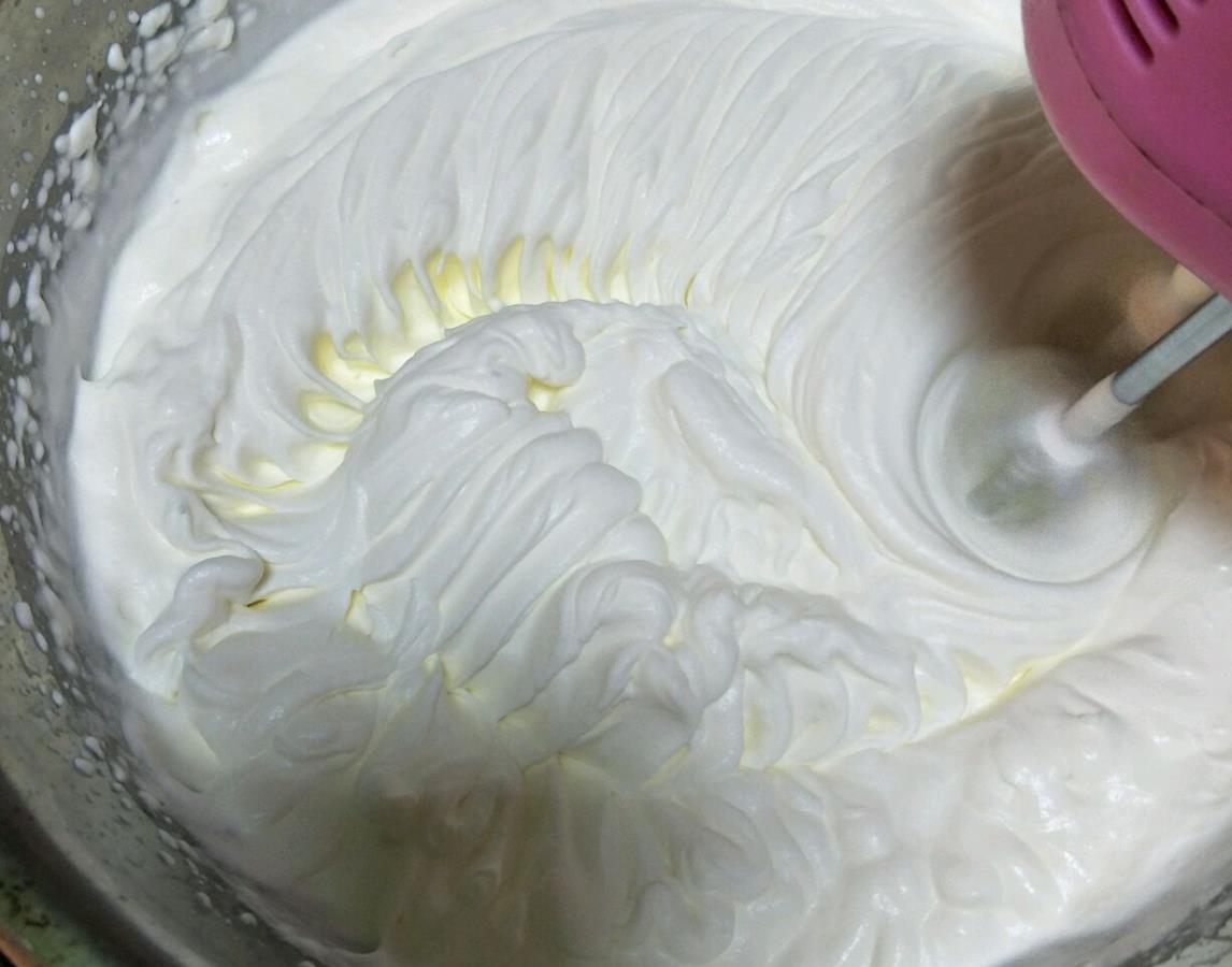 奶油怎么打发成颗粒(带颜色的蛋糕胚是怎么做的)
