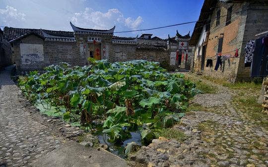 广昌冷门古镇，建筑奇特民俗风趣，为文物保护单位，名气不大