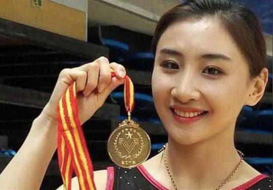 从励志女孩到贵妇，何雯娜被骂拜金很冤