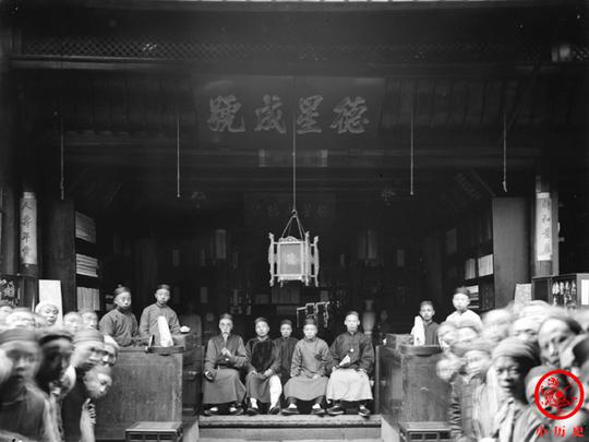 11张老照片再现清末四川社会生活，大力士背负超140公斤茶叶