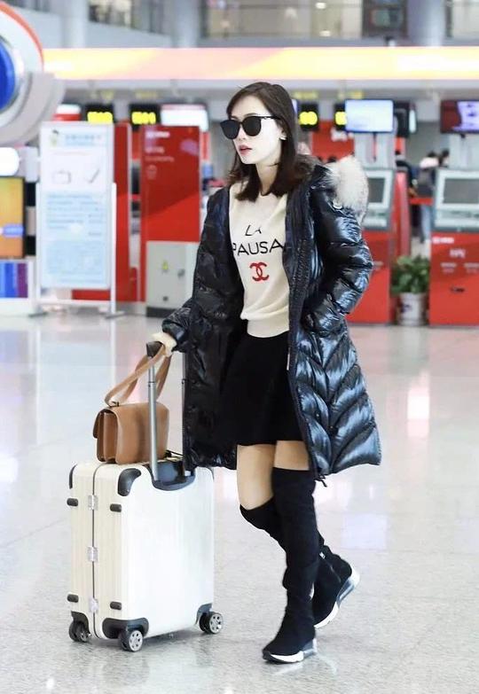马蓉缺钱了？携女儿直播带货赚家用，穿平价t恤与往日大不同