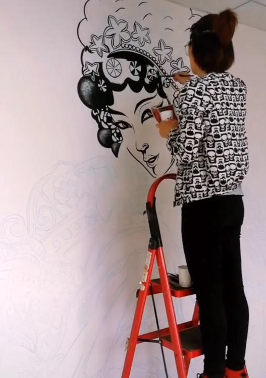 小姐姐画大作品，墙壁上画戏风女子，看到效果：直说，手在哪买