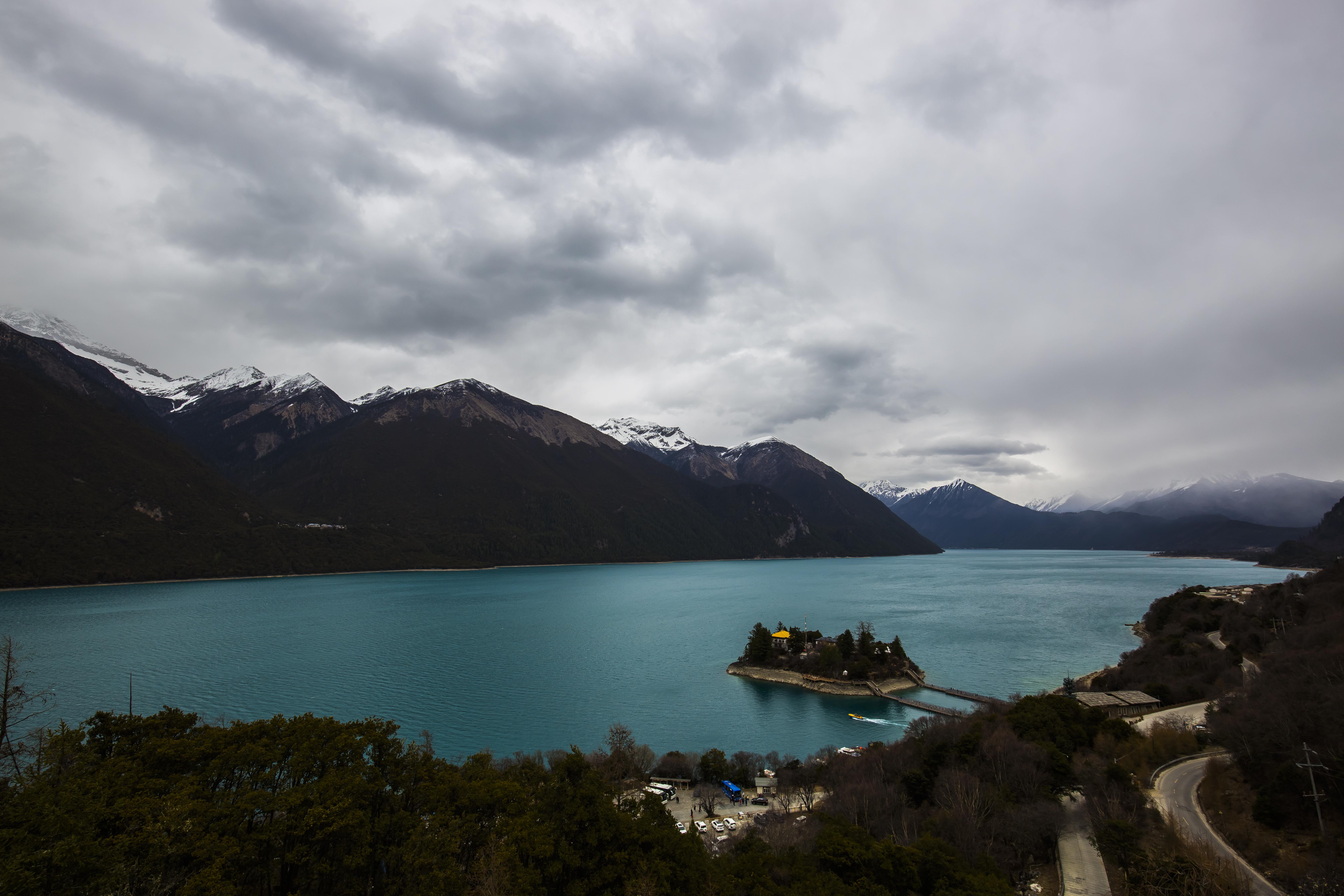 巴松措风景区简介,旅行途中你见过最美的湖水是哪个?