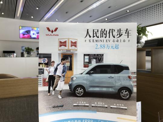 宏光miniev热销需排队，“摆摊神车”无人问津