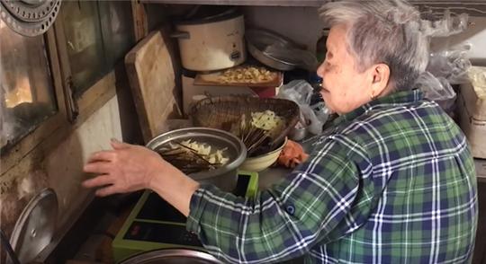 老人街头卖“良心”小吃，3毛钱一串生意火爆，食客：就好这口