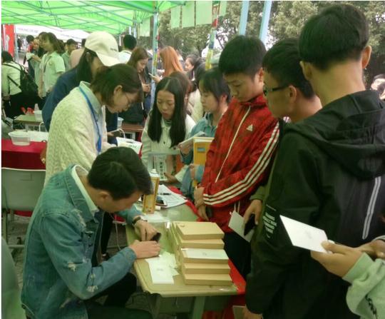 武汉大学生创业“共享维修”为同学提供免费维修服务