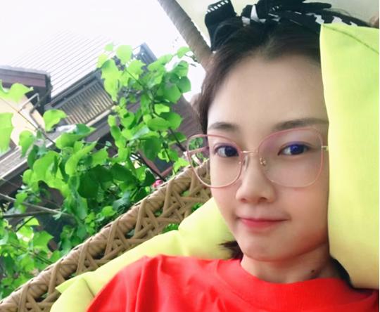 郑恺官宣苗苗产女婚礼还没办？婆婆火锅店赚奶粉钱一盘牛肉688