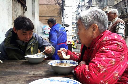 77岁老人摆摊卖馄饨29年：20个只要3元，闲不住不想麻烦子女