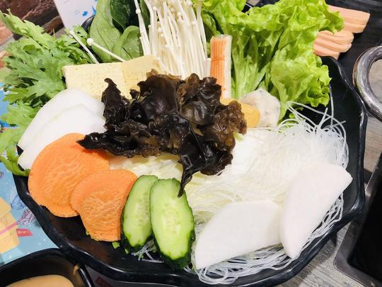 和同事吃呷哺呷哺当工作餐，3人210元8种涮菜，吃完晚饭都省了