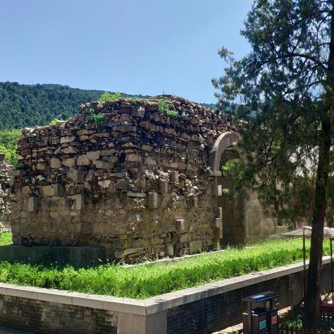 济南市灵岩寺在哪个区