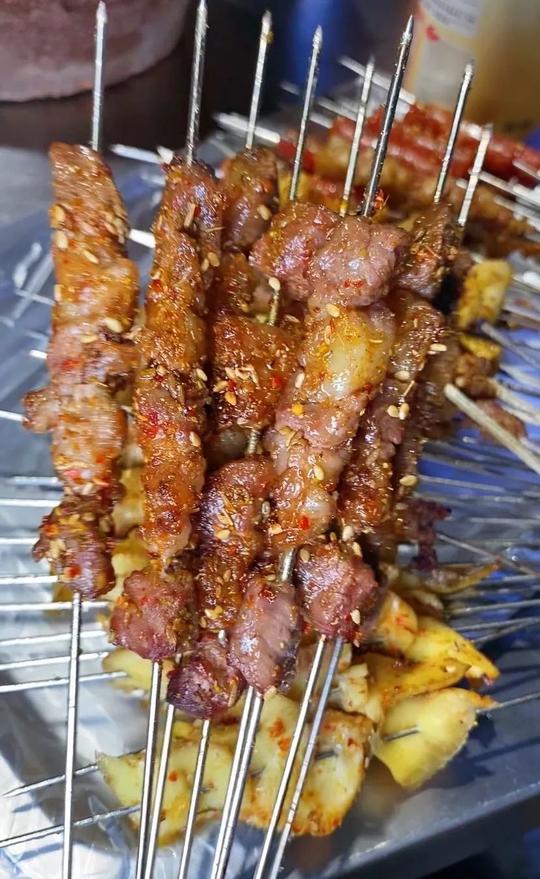 长春冬天就得这个搭配，小烧烤打边炉，二道这家天天排队，超好吃