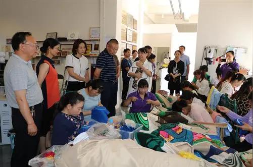 云南省残联党组成员、理事徐彦国到楚雄州为残疾人就业创业基地揭牌