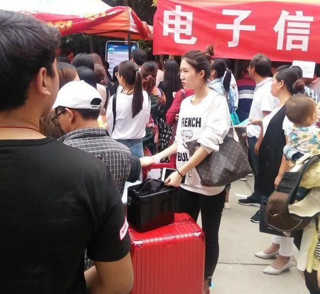 大学新生向父母索要4千生活费遭拒是怎么回事