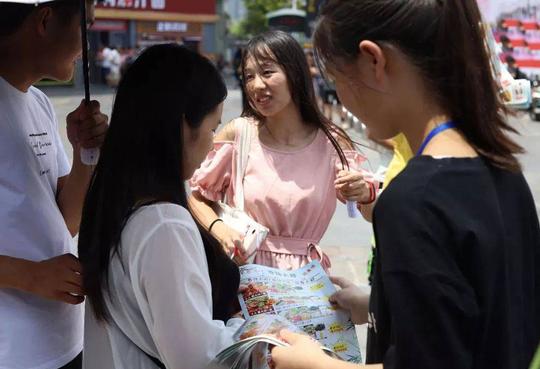 男子在郑州街头洗脸被收4.6万，记者看不下去：不能欺负老实人