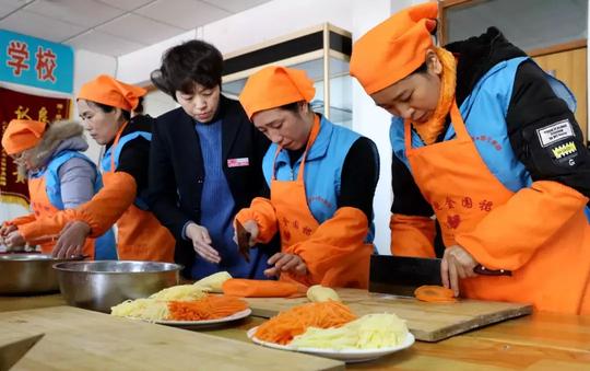 国家发布“家政36条”！当保姆、做保洁、颠大勺……挣钱又学艺