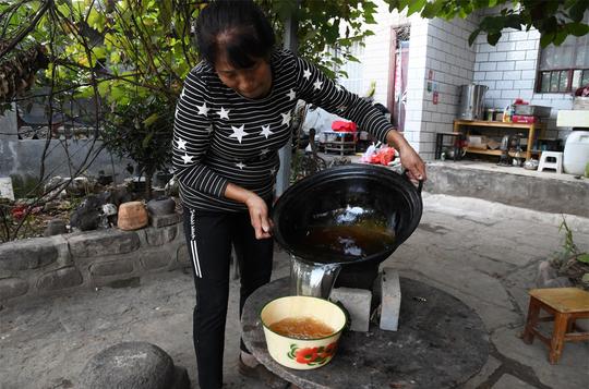 河南大妈烧地锅炼猪油，一斤猪板油炼七两猪油，连油渣都是美味