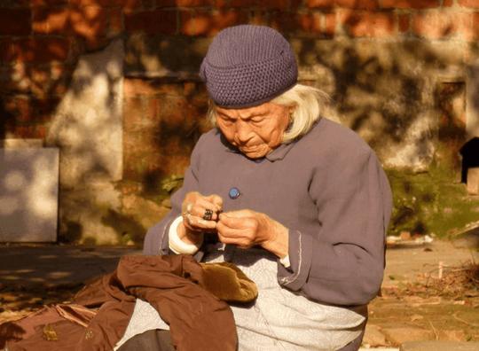 儿子多年未归老人抱怨，她在儿媳房间找针线，拉开抽屉她泪如雨下