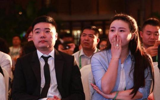 世界冠军丁俊晖身价过亿，娶富二代娇妻，颜值气质不输潘晓婷