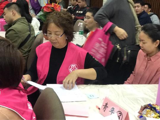 被这场残疾人相亲会暖到了！红娘、手语翻译全程贴身服务