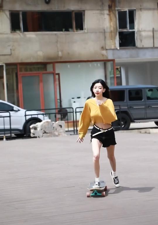 小姐姐在线变装，上一秒滑板少女，下一秒汉服小仙女，可酷可美！