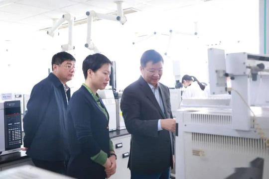浙江低调创业夫妻，一个中专毕业一个大专学历，靠原料药赚112亿