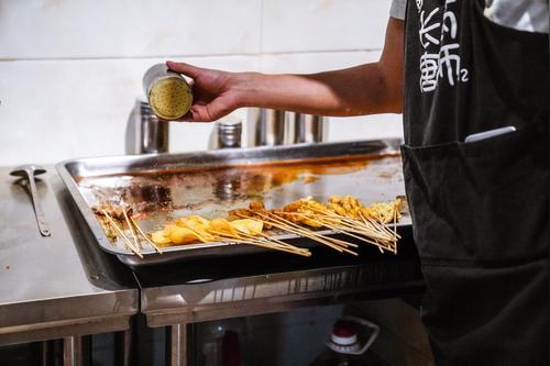 从厂里辞职后的我街头卖炸串，完成了我的创业梦，建议收藏