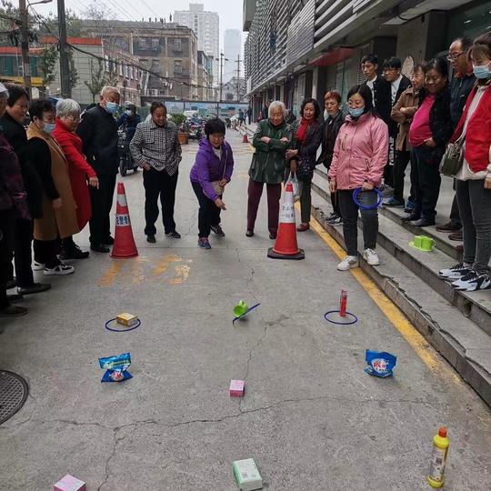 太原市察院后社区：庆重阳助健康趣味套圈活动