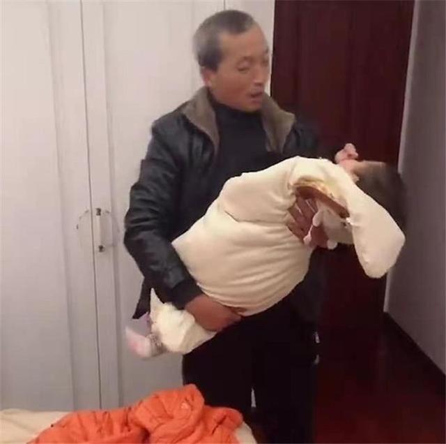 孩子跟父母长期睡一起好不好