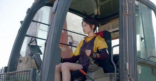 父亲病重，女儿为了挣钱去开挖掘机，每天在悬崖上工作十几个小时