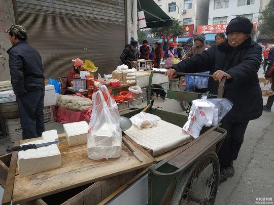 慈利县零溪镇赶场记：踏遍市场不歇脚，生意这边依旧好