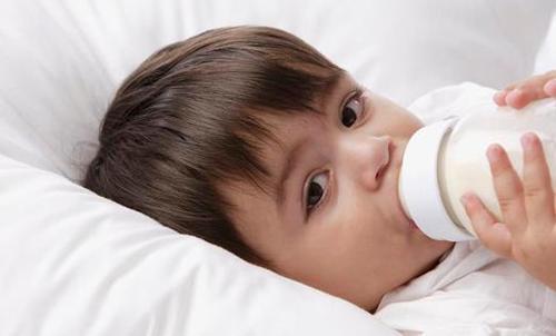 新生儿配方乳喂养方式(混合喂养每天喂一顿奶粉还需要额外喝水吗)