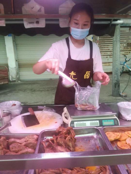 马驰地摊日记（4）生意不错整点好吃的，两个鸭脑壳三只鸭jiojio
