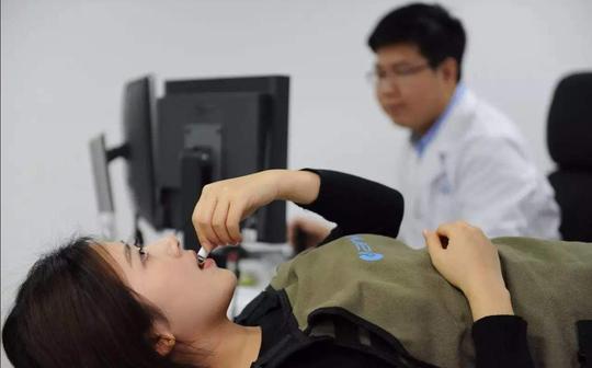 做胃镜时，应该选择无痛胃镜还是普通胃镜？终于有医生说实话了