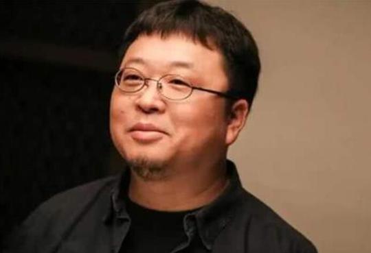 罗永浩直播时自嘲，夸汽车年销300万辆太厉害，手机厂商都做不到
