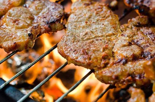 “烧烤店老板”抱怨生意不好做，食客：你以为我不想吃？