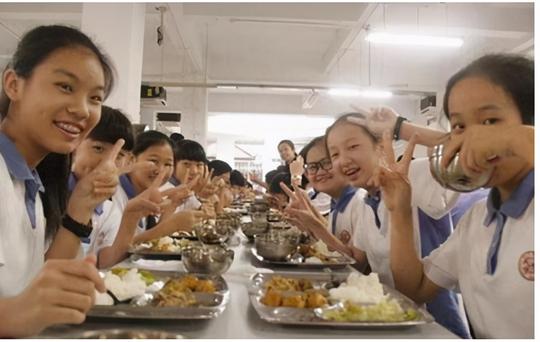 学校的垄断生意，有人一年净赚200万，如今为何开不下去了？