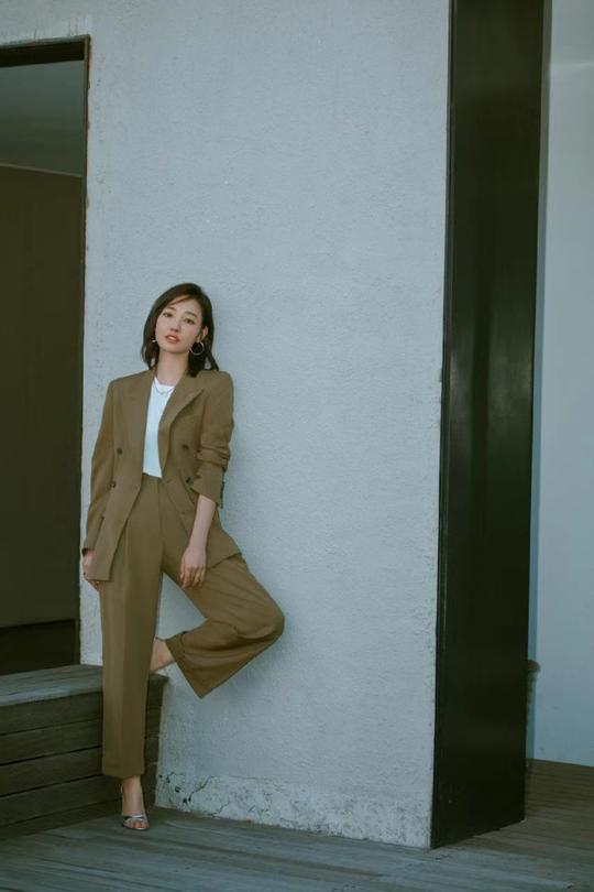白百何原来也有国际气质，穿“冷门西服”惊艳全场，淡妆超显美