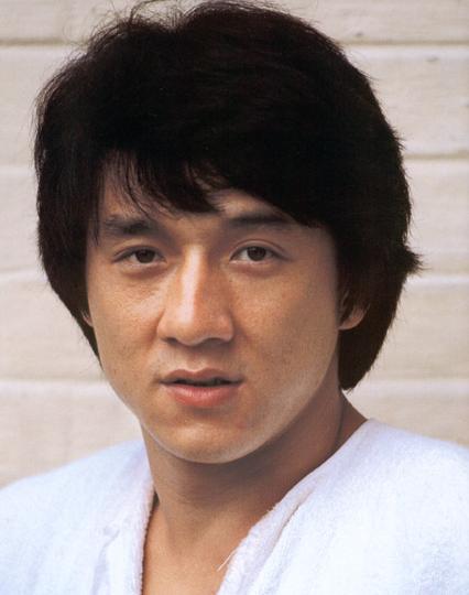67岁成龙入驻快手，一天圈粉近3千万，评论区都是大咖明星