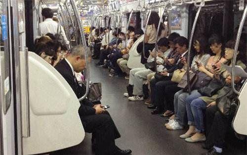 中国地铁人人看手机，外国地铁人人看书报，真的是这样吗？