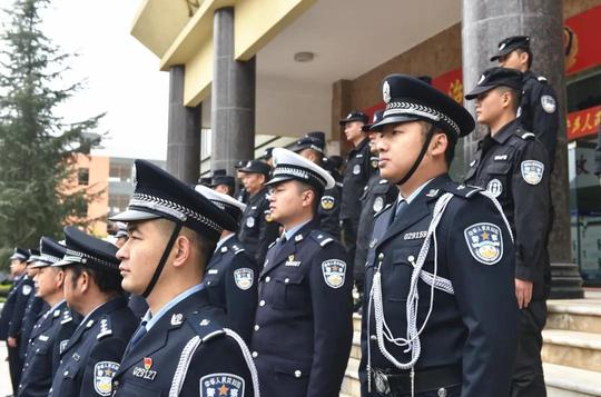 你好，警察节丨峨山警方举行首个中国人民警察节升旗仪式暨向警旗敬礼宣誓仪式