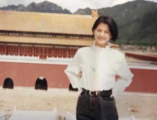 容忍丈夫出轨，还要赚钱养家，李湘的“幻灭史”