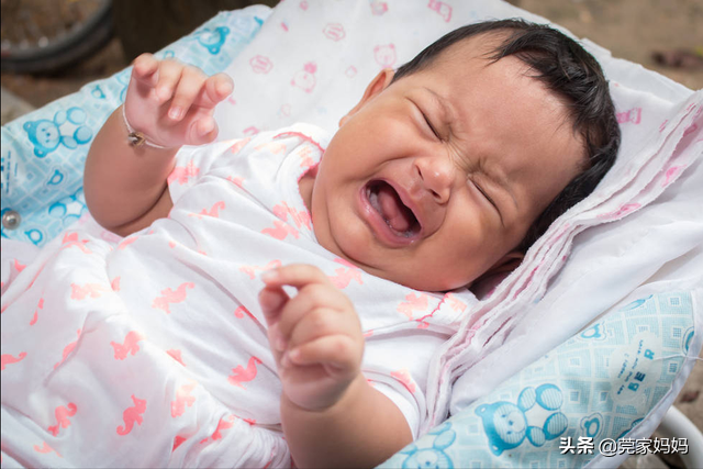 宝宝睡前哭闹不止要哄吗 宝宝睡前哭闹不止要哄吗