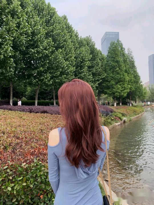 黑色头发不流行了，夏天靓丽的颜色才好看，不仅显白还显气质