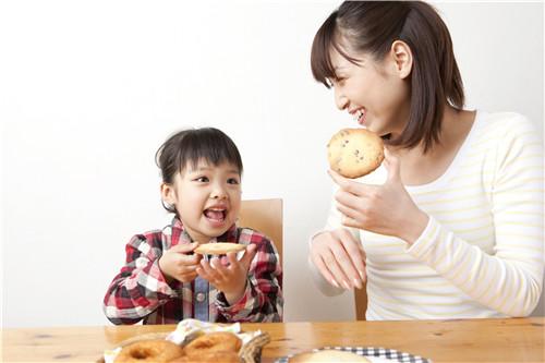 夏天该不该给孩子吃冰淇淋