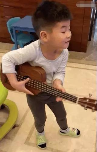 小鱼儿唱歌要求c位，也太逗了吧！这孩子的搞笑功夫遗传沙溢了吧